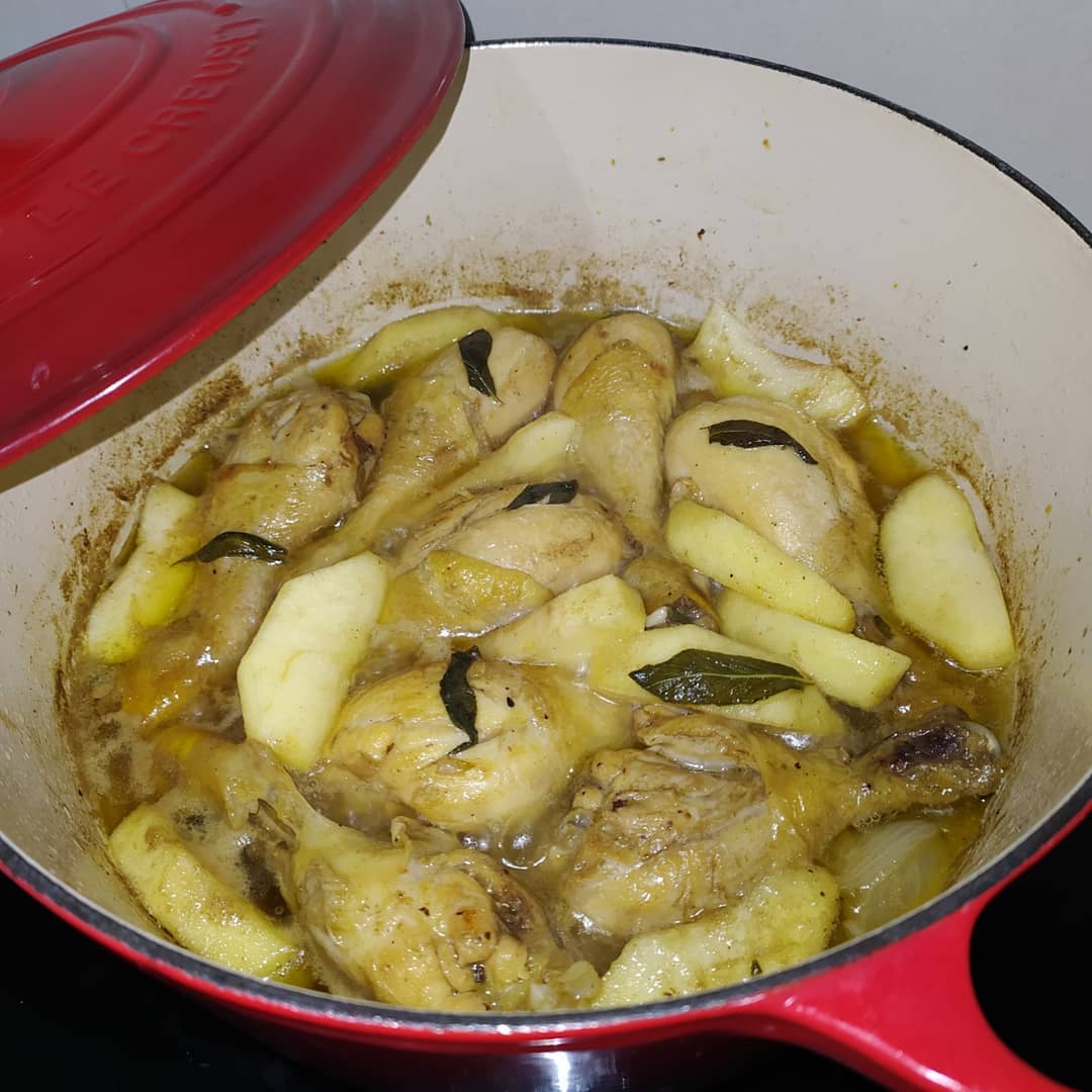 Pollastre rostit amb salvia i pomes