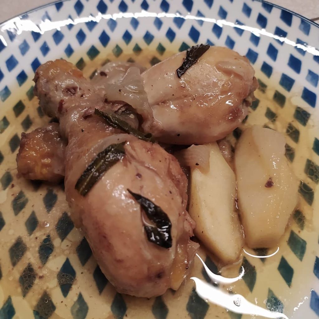 Pollastre rostit amb salvia i pomes